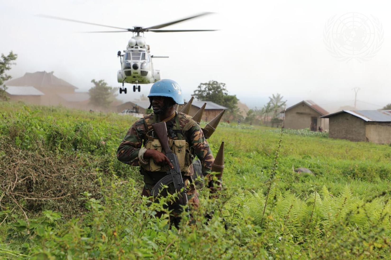 As tropas da Brigada de Intervenção da Força da MONUSCO e as Forças Armadas Congolesas (FARDC) em Mutwanga protegem o heliponto em Mutwanga, em 4 de junho de 2021. 