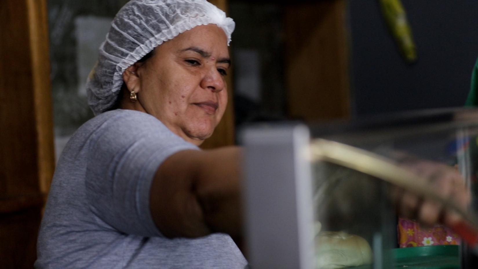  “A massa do pão é preparada na noite anterior e desde às 4h já começamos a assar para às 6h30 abrirmos a padaria e entregarmos o pão quentinho. Nesse horário, já temos clientes esperando”, completa.