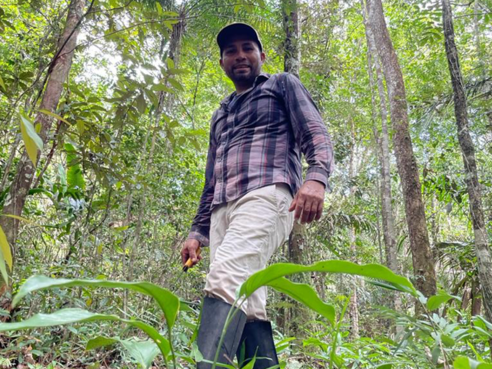 Floresta em pé: Rozinaldo mostrando o quanto sua área está conservada