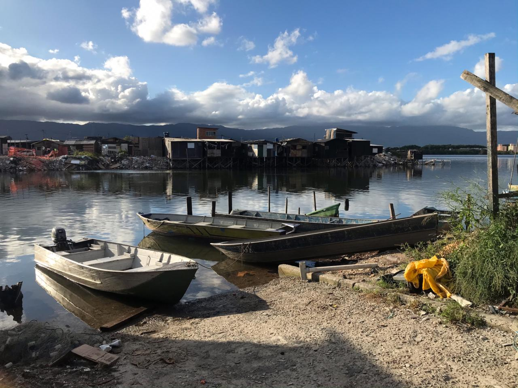 Estadia dos barcos usados pelos moradores da periferia do Dique da Vila Gilda, em Santos (SP): a maior favela sobre palafitas do Brasil receberá visita técnica de delegação de Cabo Verde. 