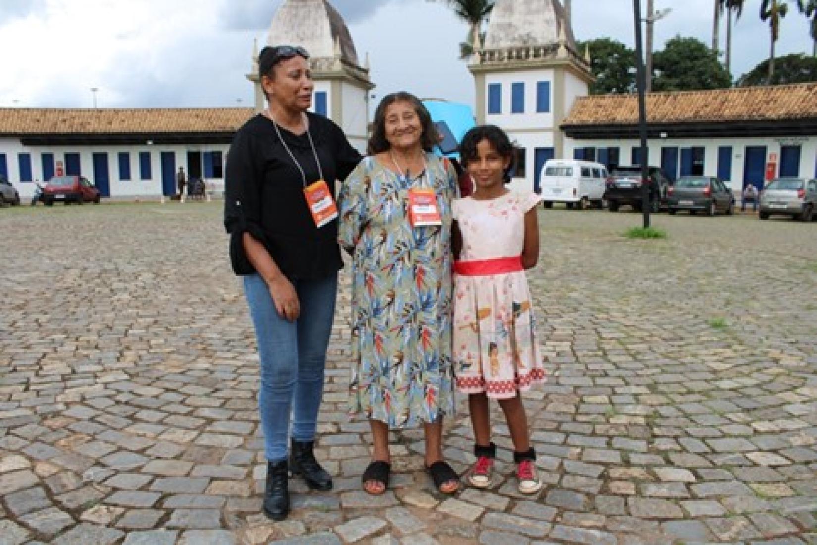 Marlene, Maria Veridiana e Teisiane participam da segunda audiência da iniciativa Horizontes Congonhas, no centro histórico da cidade mineira (Ludmilla Balduino/ONU-Habitat)