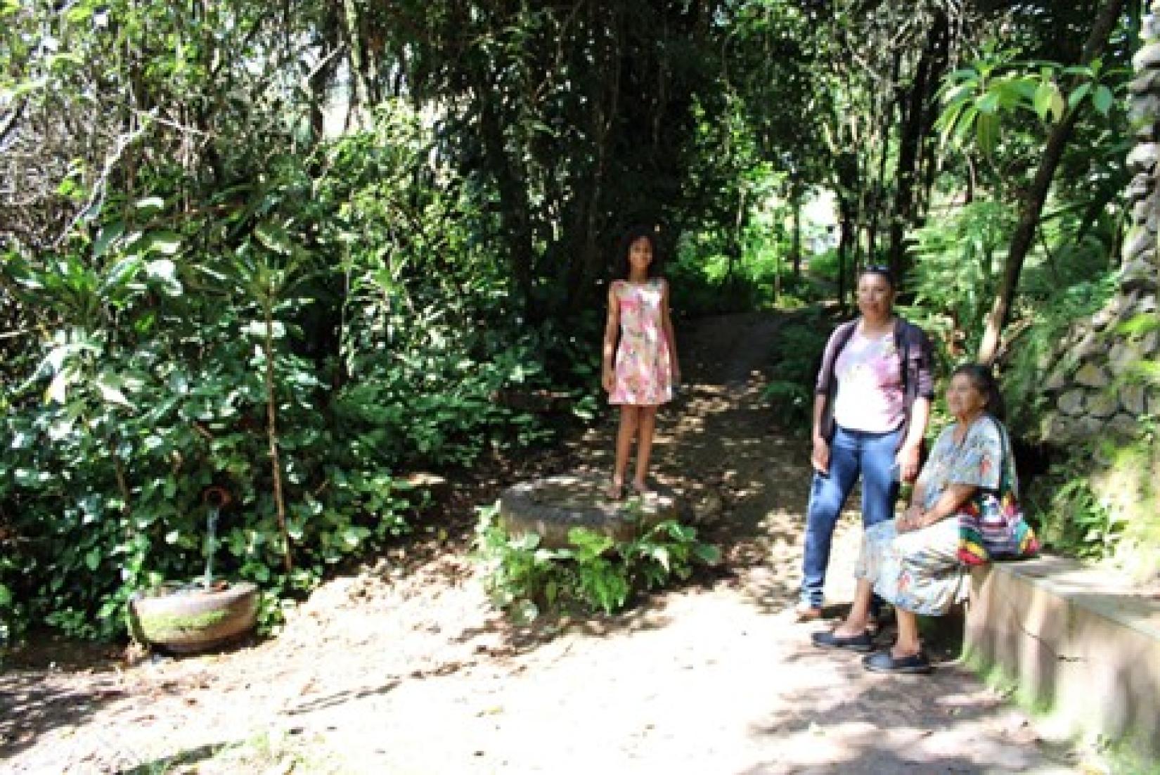 Um oásis dentro do bairro: Teisiane, Marlene e Maria Veridiana mostram a única fonte pública de água que restou na região (Ludmilla Balduino/ONU-Habitat)