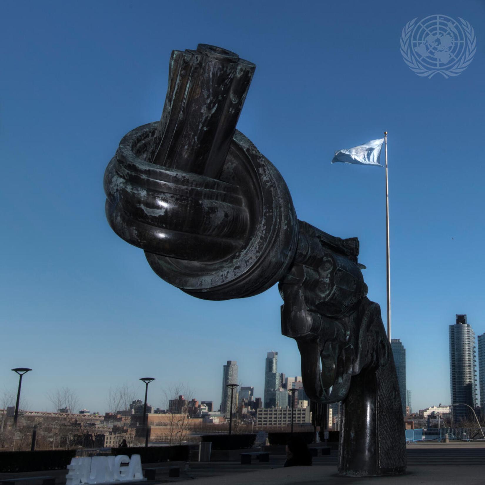 A escultura “Non-Violence” (ou “Knotted Gun”) do artista sueco Carl Fredrik Reuterswärd em exposição na Praça de Visitantes da ONU.