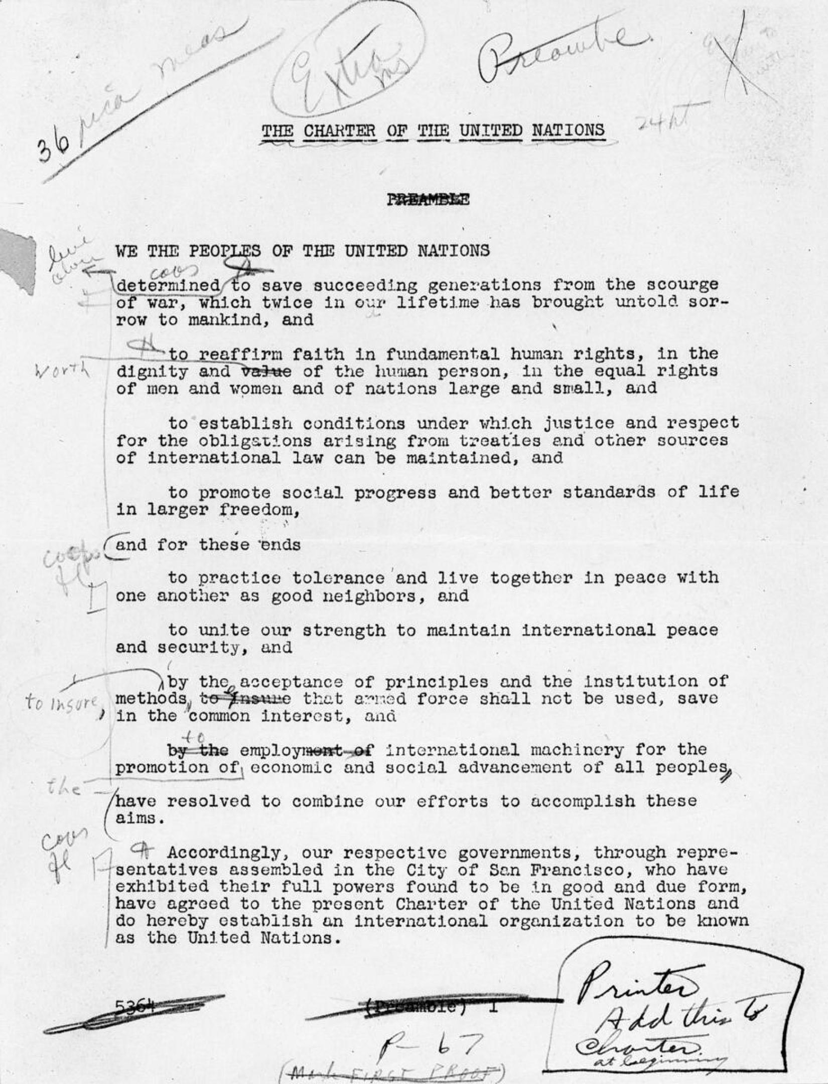 Reprodução fotográfica do manuscrito original do Preâmbulo da Carta das Nações Unidas, preparado para impressão. A Carta foi redigida e assinada na Conferência das Nações Unidas sobre Organização Internacional (Conferência de São Francisco), que se reuniu em São Francisco de 25 de abril a 26 de junho de 1945. Ela entrou em vigor em 24 de outubro de 1945, quando a China, a França, a URSS, o Reino Unido, os Estados Unidos e a maioria dos outros signatários a ratificaram. [Data exata desconhecida].  Traduzido 