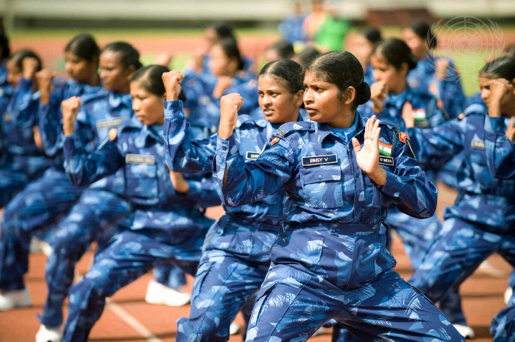 Oficiais mulheres da Unidade Policial Formada do contingente indiano da Missão das Nações Unidas na Libéria (UNMIL) participam de uma parada com medalhas realizada em homenagem ao seu serviço, em 12 de novembro de 2008. 