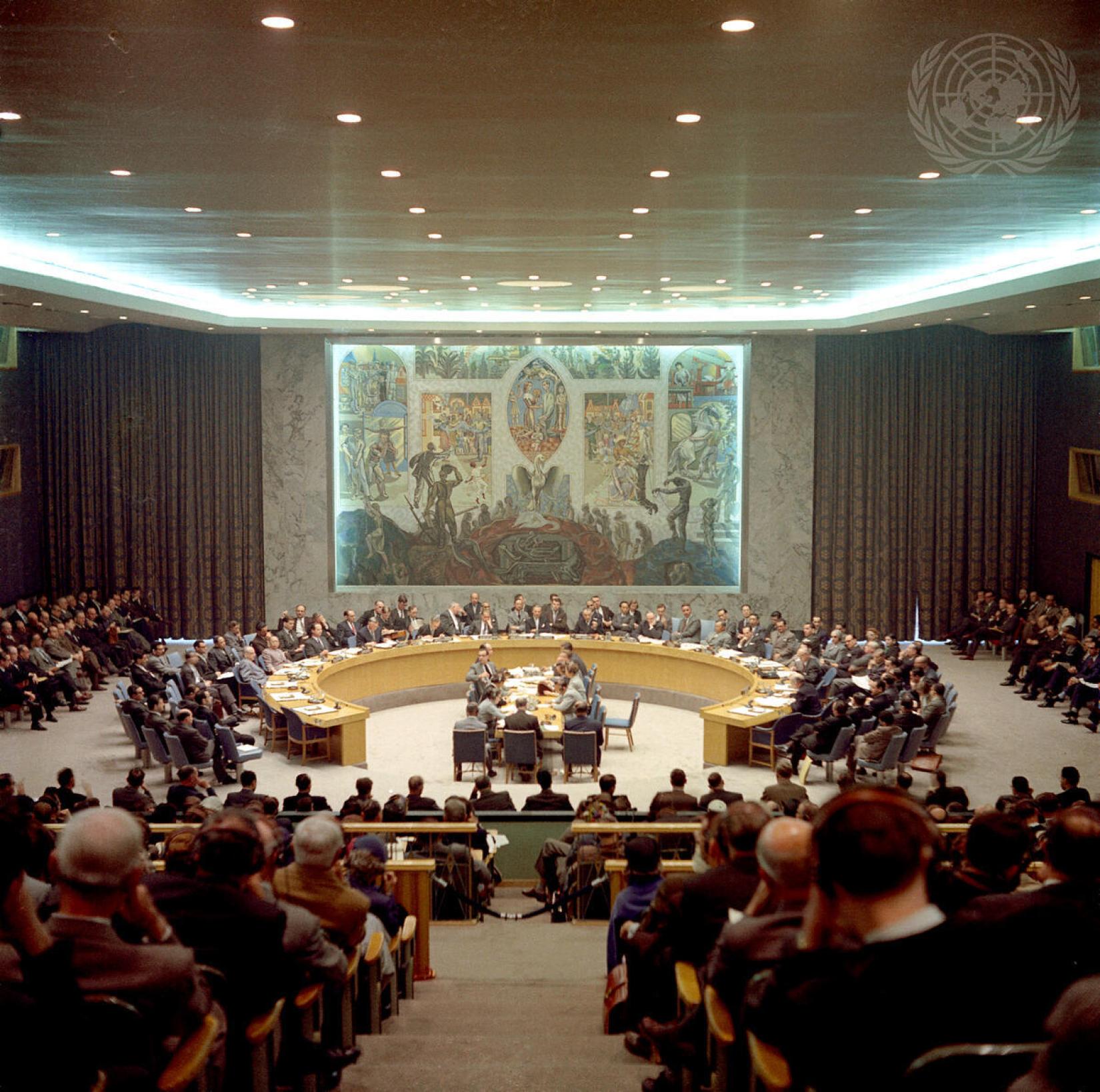 Inauguração da nova sala de reuniões do Conselho de Segurança da ONU, em janeiro de 1952. A sala foi projetada por A. Arneberg, da Noruega. O mural, do artista norueguês Per Krohg, foi doado pela Noruega às Nações Unidas em 1952.
