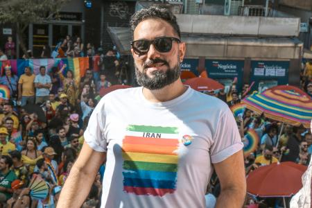 O refugiado iraniano Navid discursou no trio de abertura da 28ª edição da Parada do Orgulho LGBT+ de São Paulo. Foto: ACNUR/Alana Oliveira