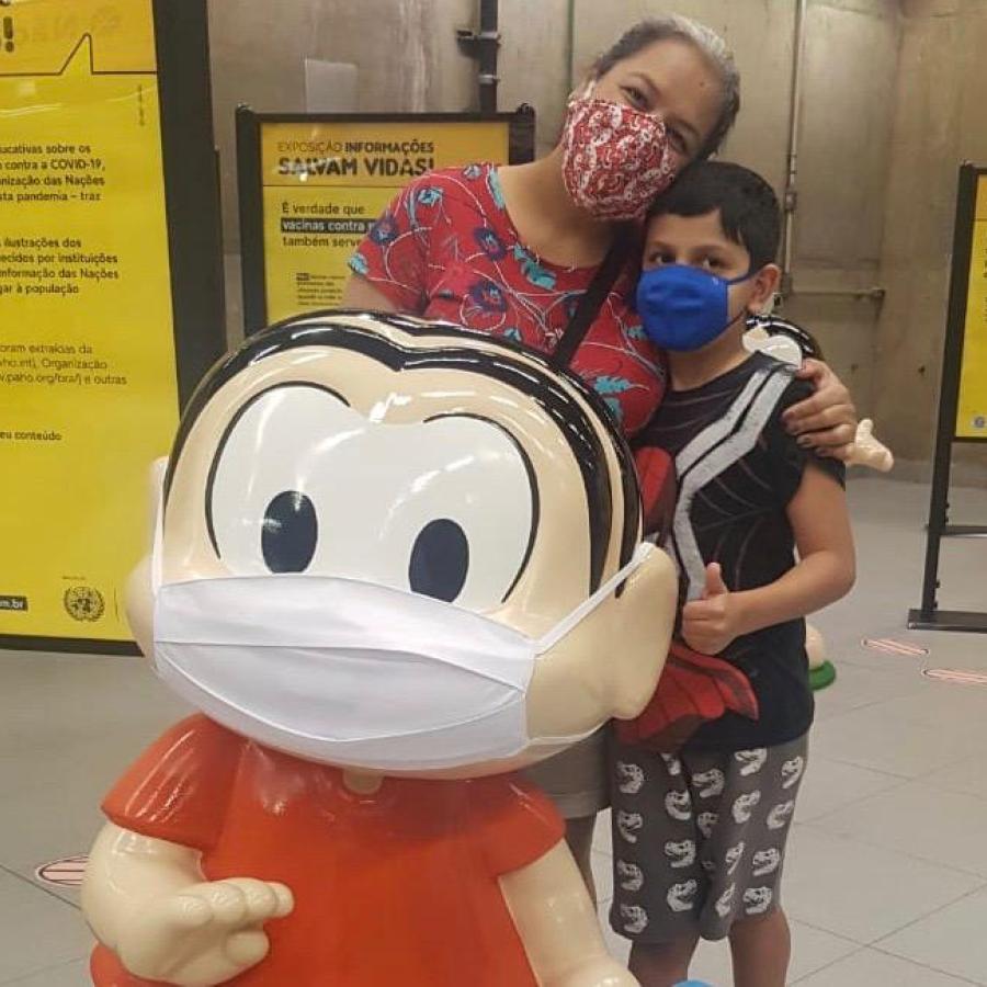 Vinícius Laporta e a mãe, Raquel Bandoni, aprendem e se divertem com a Turma da Mônica no metrô paulistano