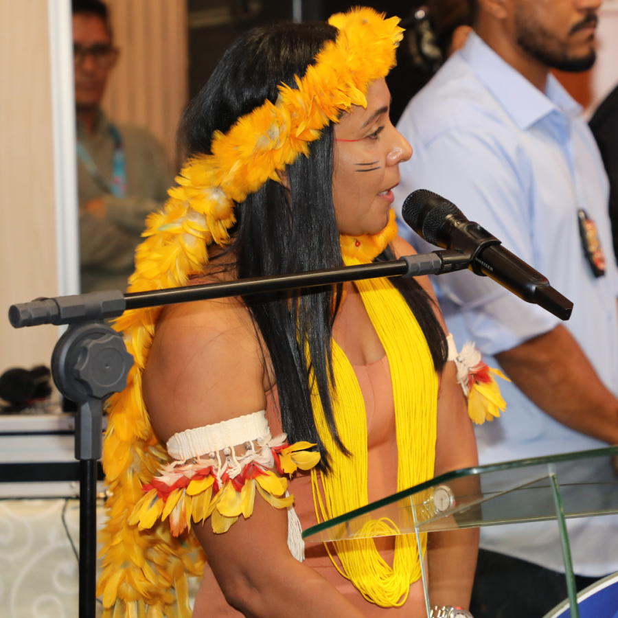 Puyr Tembé, secretária dos Povos Indígenas do estado do Pará, discursa durante o evento de lançamento do Fundo Brasil-ONU para o Desenvolvimento Sustentável da Amazônia, em Santarém (PA).