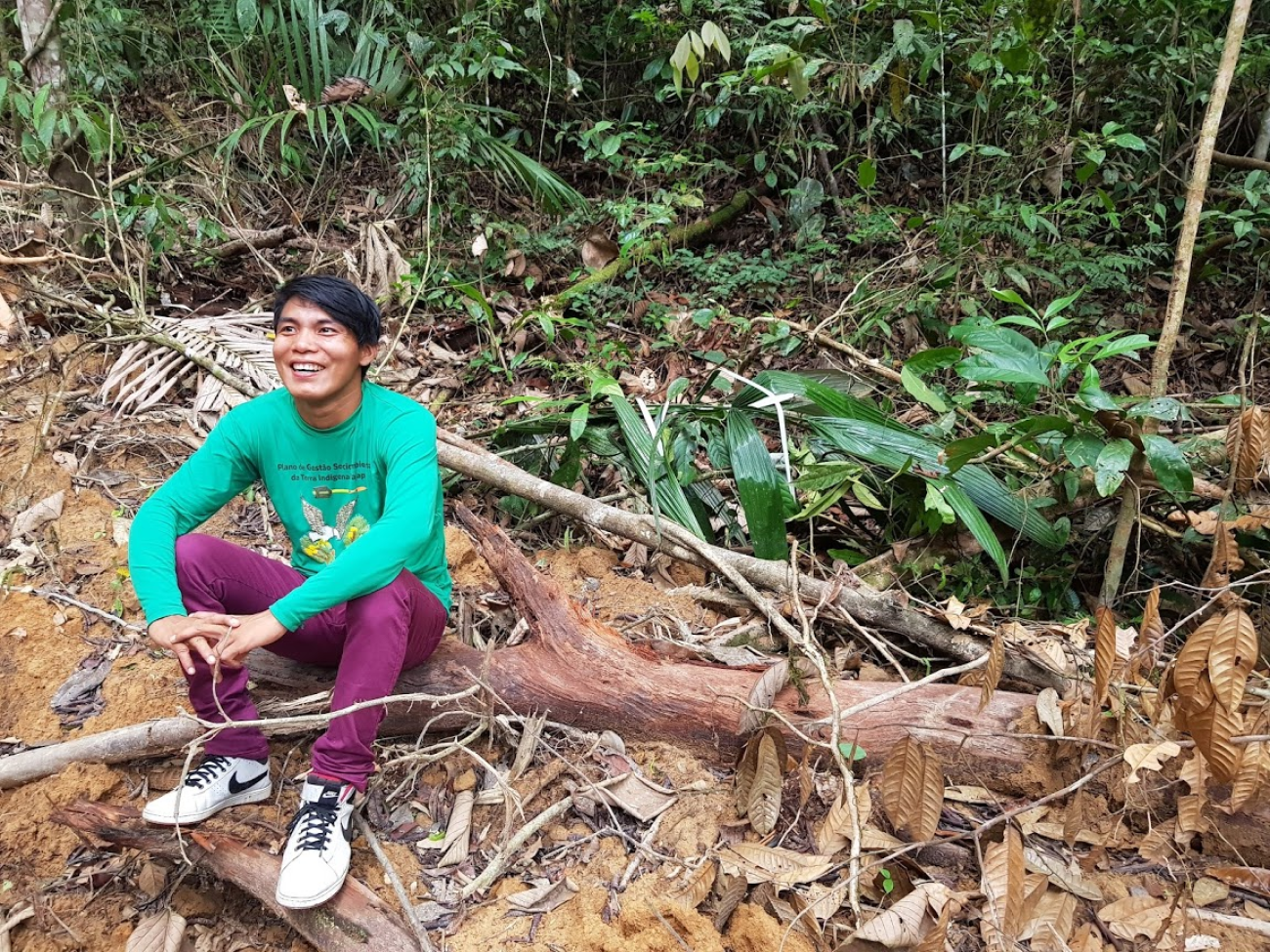 O estudante Motã Waiãpi descansa durante as filmagens na Floresta Amazônica