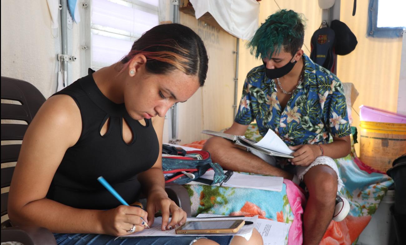 Os jovens venezuelanos Amy e Anthony estudam em sua unidade habitacional no centro de interiorização Rondon 2 em Boa Vista, Roraima