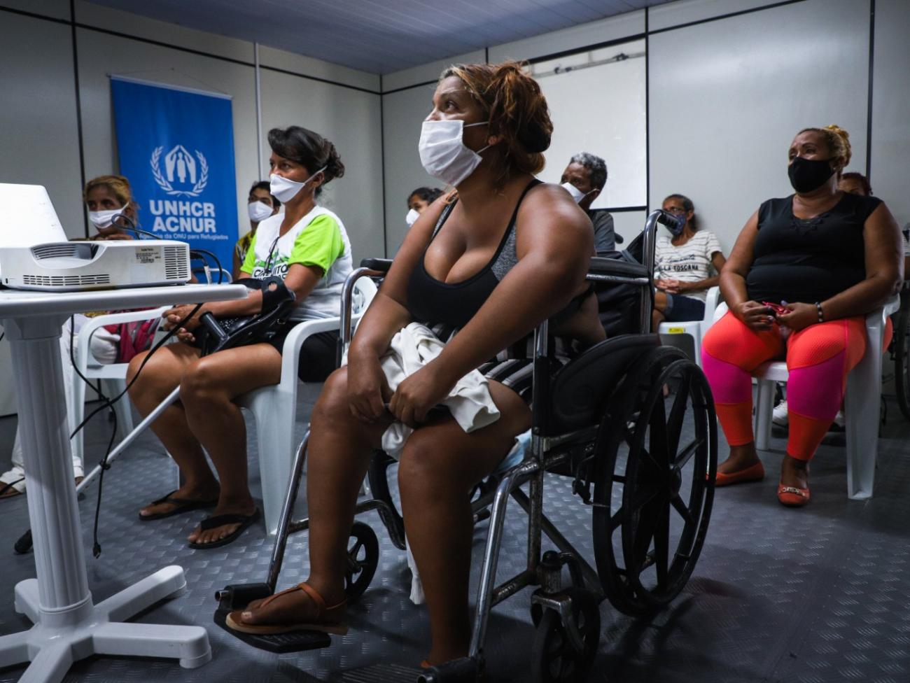 Refugiadas e migrantes venezuelanas em sala de aula acessível para cadeirantes