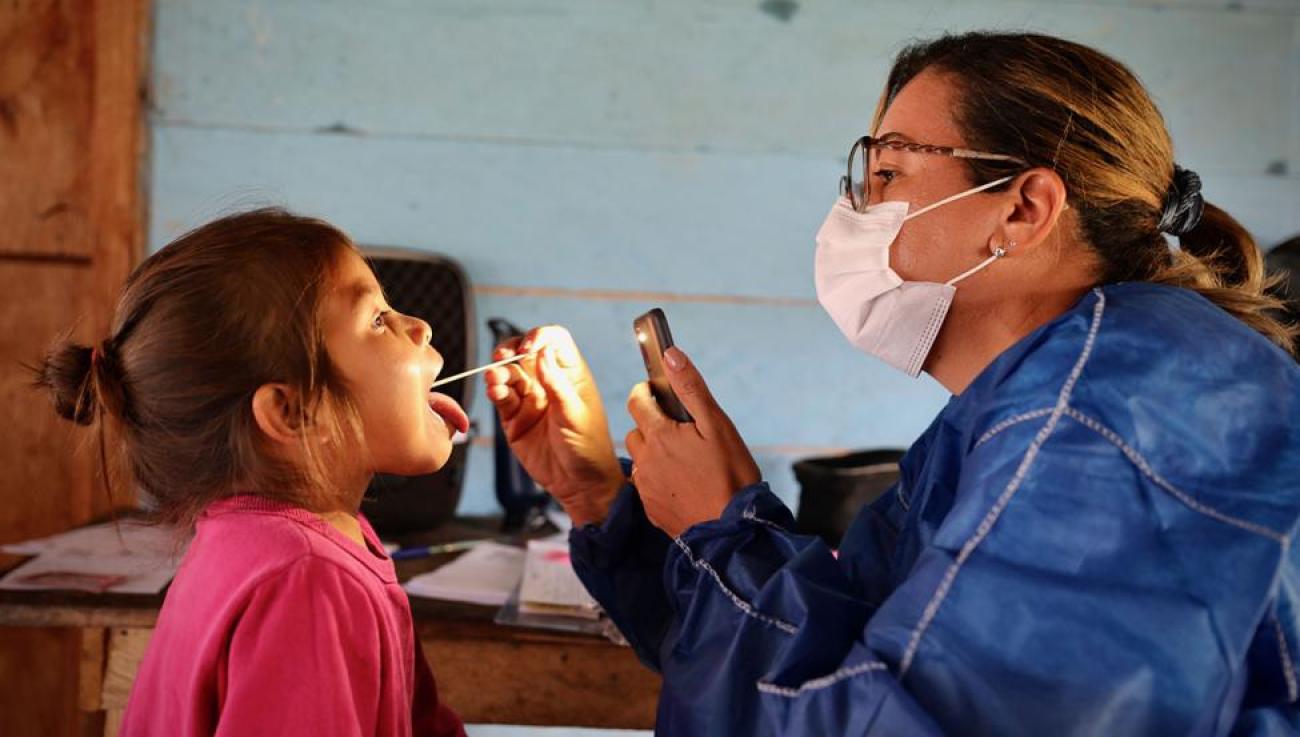 Enfermeira da OIM durante consulta médica em áreas remotas do Brasil.