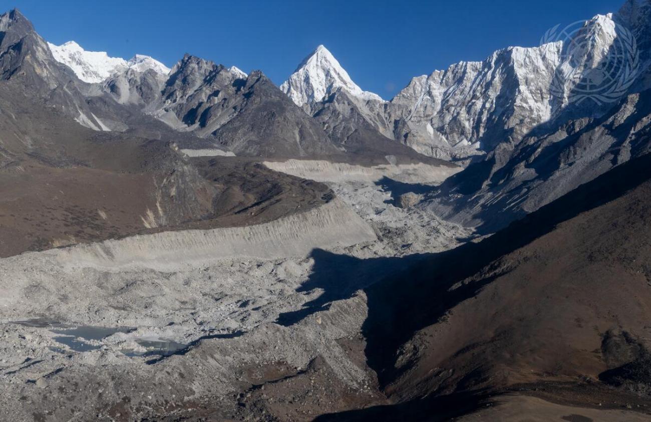 Vista da região do Everest e da cadeia de montanhas do Himalaia, no Nepal.  O Secretário-Geral António Guterres (não na foto) visitou a área para saber mais sobre o impacto da crise climática nessa região.