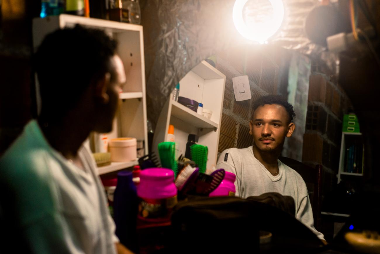 Antônio cresceu na Vila Emater II, uma grota – nome dado às favelas em Maceió, locais com os mais desafiadores Índices de Desenvolvimento Humano do Brasil.