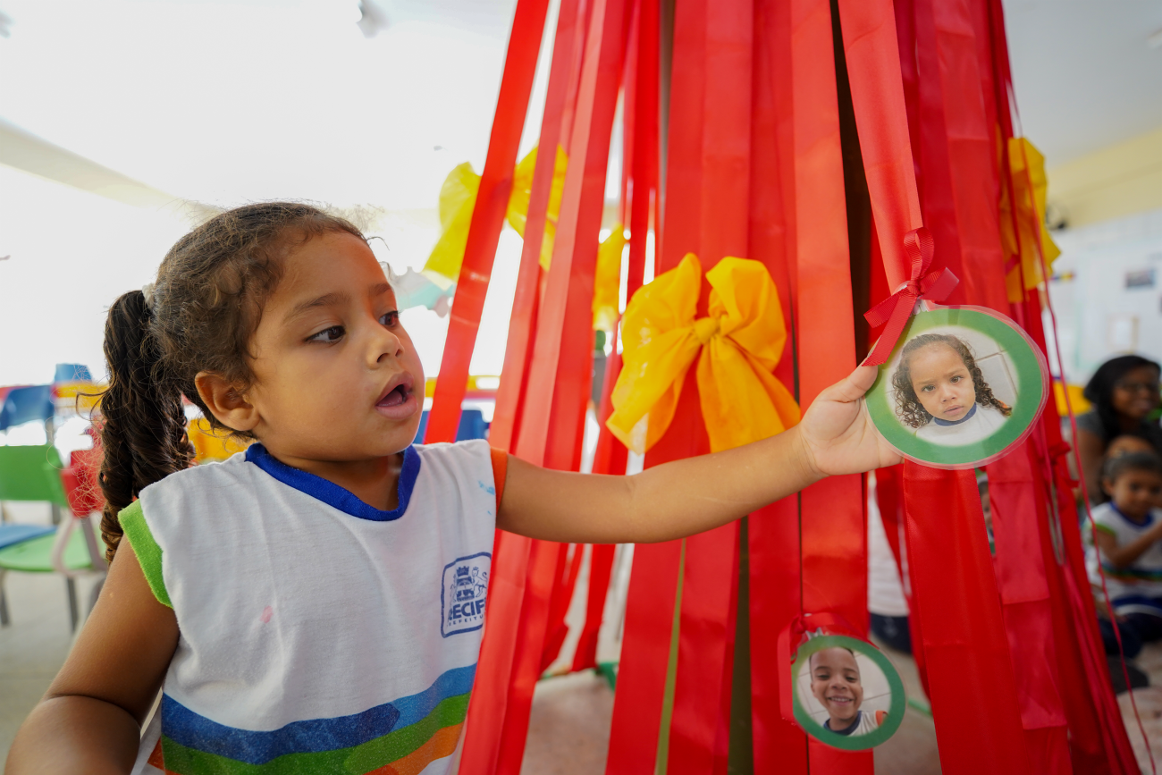 A decoração de Natal foi planejada para ser uma oportunidade de fortalecer a identidade e valorizar as origens de cada estudante.