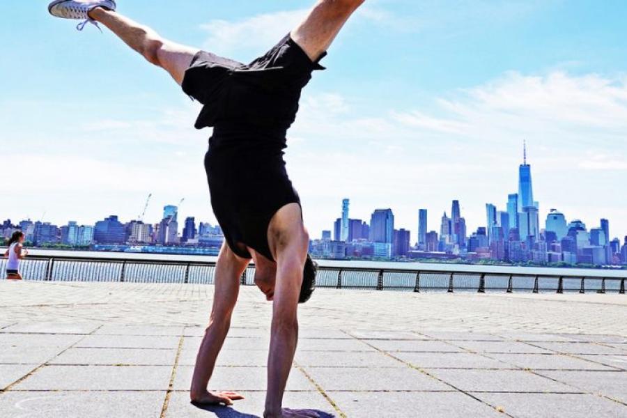 Jon Witt, professor de ioga, durante prática em Jersey City, EUA.