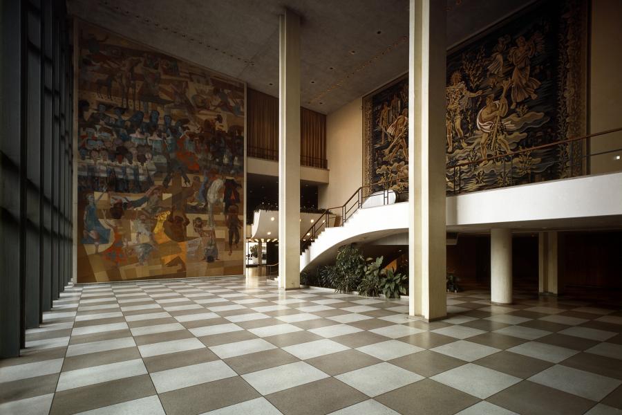 Os murais Guerra e Paz do artista brasileiro Candido Portinari foram doados para a ONU em 1957 e estão no prédio da Assembleia Geral na sede da ONU em Nova Iorque. 