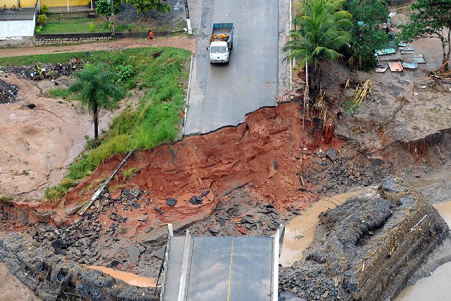 Danos causados à infraestrutura pelas enchentes em Pernambuco em 2010.