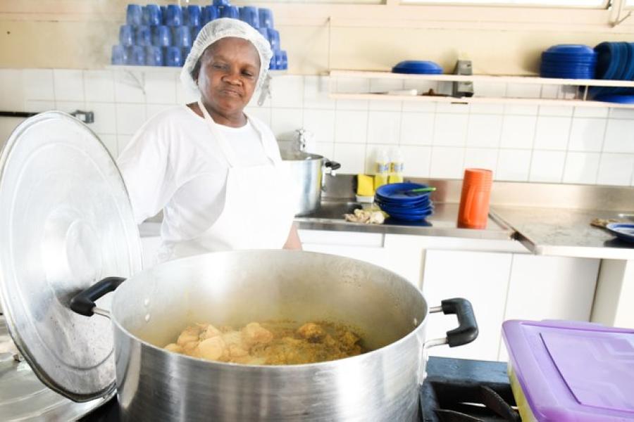 Merendeira trabalha em escola integrante do Programa Nacional de Alimentação Escolar