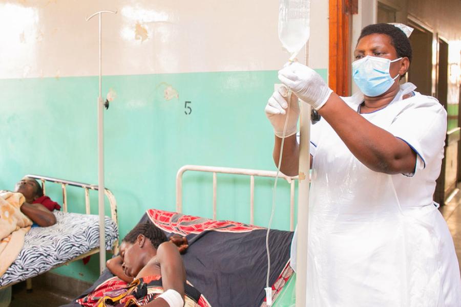Enfermeira que se recuperou do COVID-19 está de volta ao trabalho ajudando pacientes em um hospital em Malaui.
