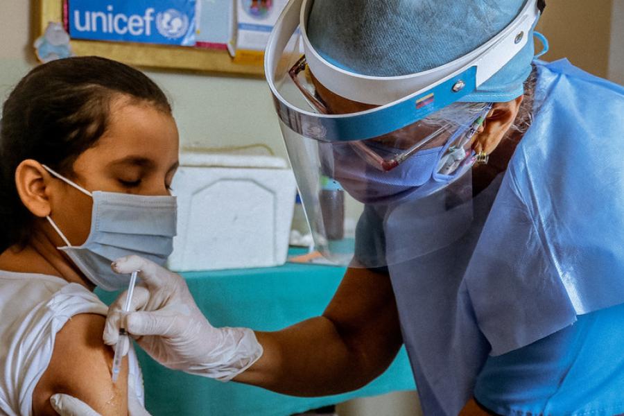 Paulina, de 10 anos, sendo vacinada em centro de saúde na Venezuela apoiado pelo Unicef.