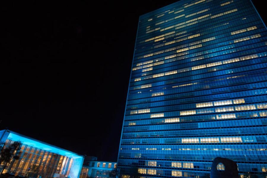 A sede da ONU em Nova Iorque iluminada de azul no dia 24 de outubro