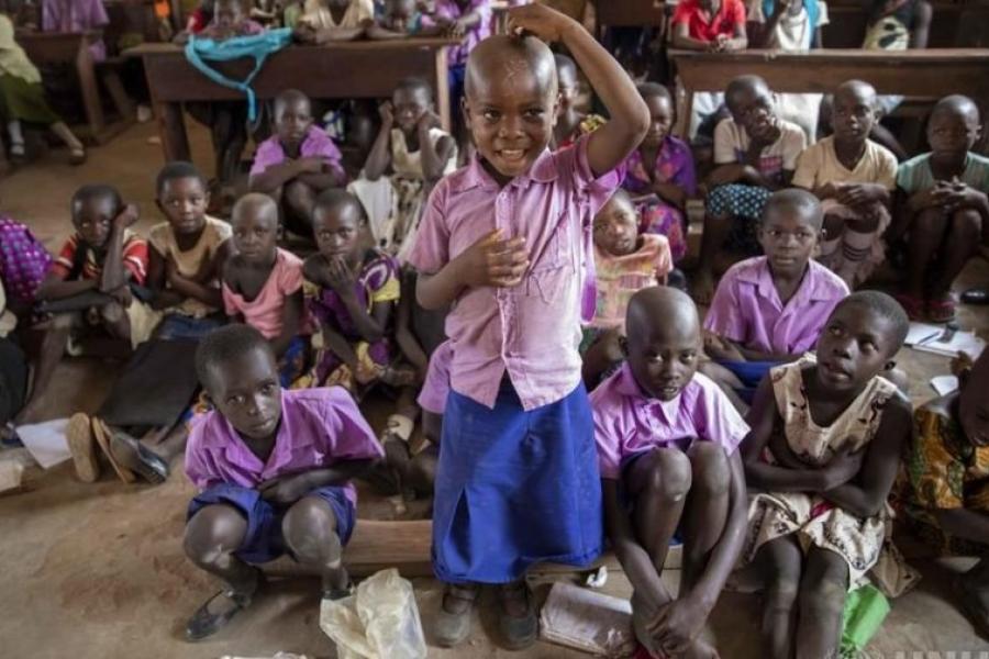 Alunos da escola primária aprendem sobre as partes do corpo nas aulas de inglês no assentamento Makpandu, no Sudão do Sul.