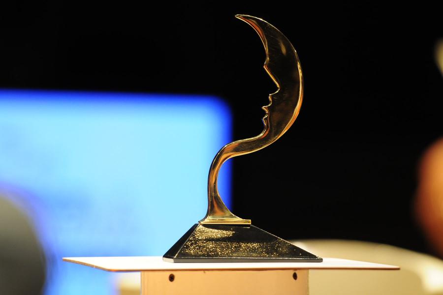 Troféu símbolo do Prêmio – a meia lua recortada com a silhueta de Vlado – é uma criação do artista plástico Elifas Andreato. 