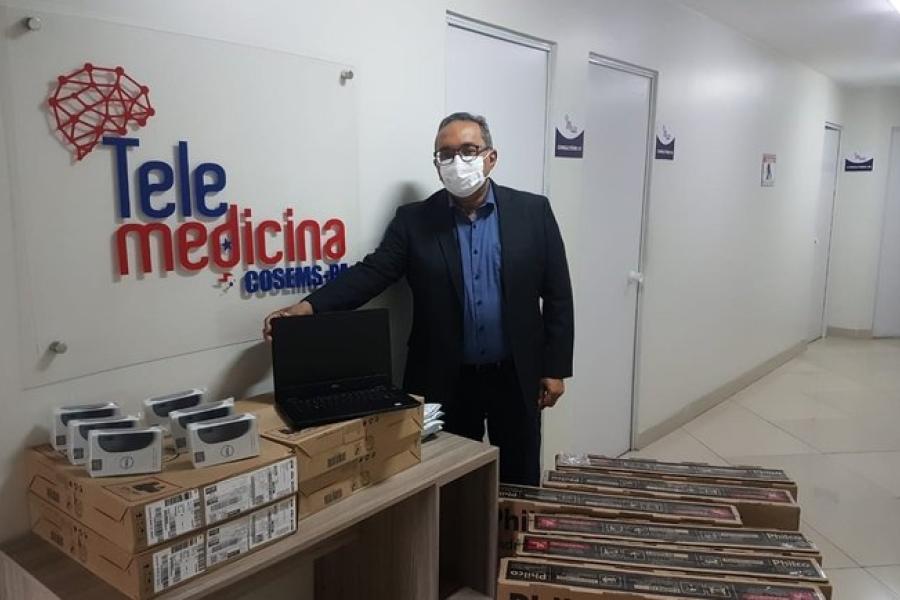 Charles Cezar Tocantins de Souza, presidente do COSEMS-PA, e os equipamentos doados pelo UNFPA para ajudar na montagem de salas de telemedicina.