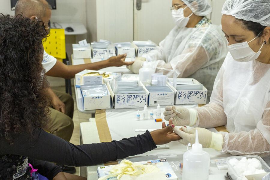 População venezuelana refugiada e migrante faz testagem para HIV, sífilis e hepatites B e C em abrigo de Roraima