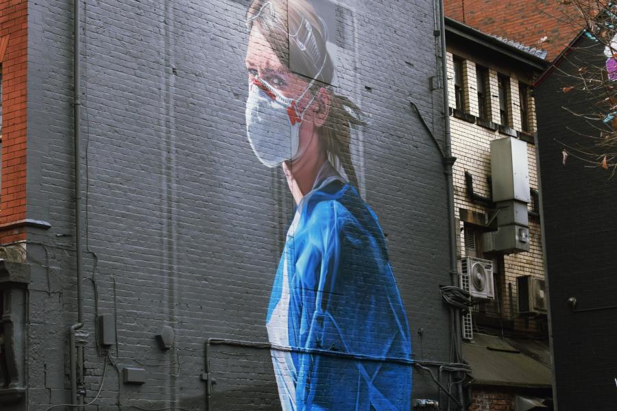 Mural em homenagem aos trabalhadores do sistema único de saúde britânico em Manchester, Inglaterra