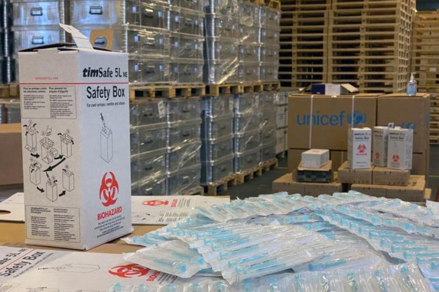 Seringas descartáveis e caixas coletoras seguras embaladas em depósito do UNICEF na Dinamarca
