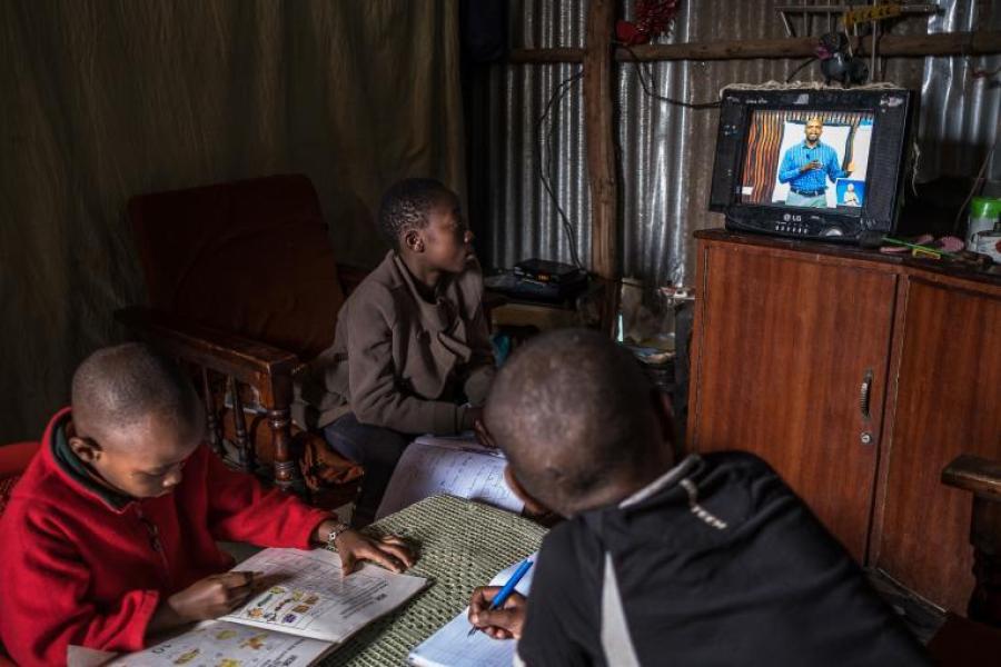 No Quênia, Elizabeth, de 12 anos, e Justin, de 10, seguem uma aula pela TV EDU. Morara, que está no jardim de infância, desenha.