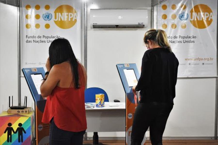Beneficiárias utilizam aplicativo Nina na sala do UNFPA no Posto de Triagem em Boa Vista. 