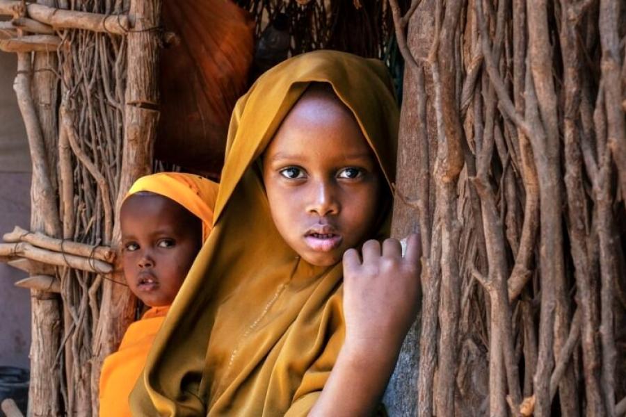 As irmãs somalis refugiadas Filsan, de 5 anos, e Sundus, de três, em casa de galho de árvores em Dadaab, no Quênia