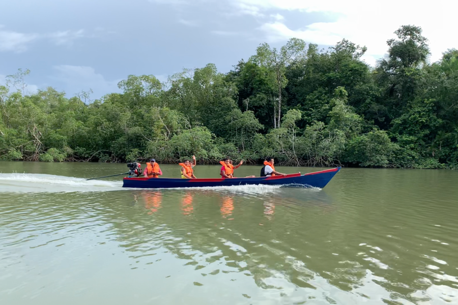 Indígenas Warao retornam para alteia em barco doado pelo ACNUR em Ananindeua, no Pará