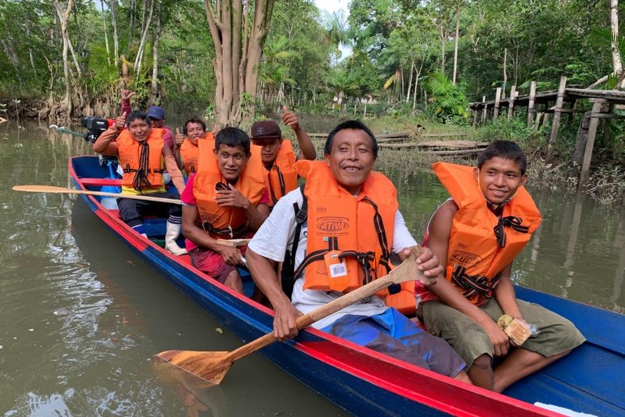 Indígenas Warao buscam canoa no Pará