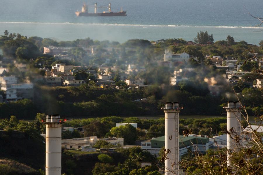 Usina térmica em Port Louis, nas Ilhas Maurício, está contribuindo para as emissões de gases de efeito estufa na ilha do Oceano Índico.