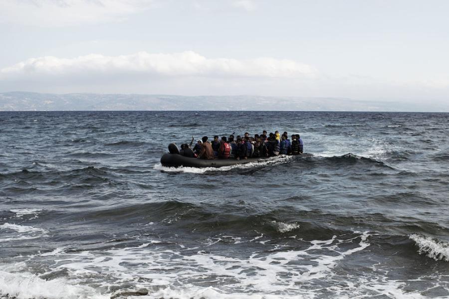 Muitos migrantes perderam suas vidas tentando atravessar o mar Mediterrâneo para alcançar a Europa em barcos infláveis. 