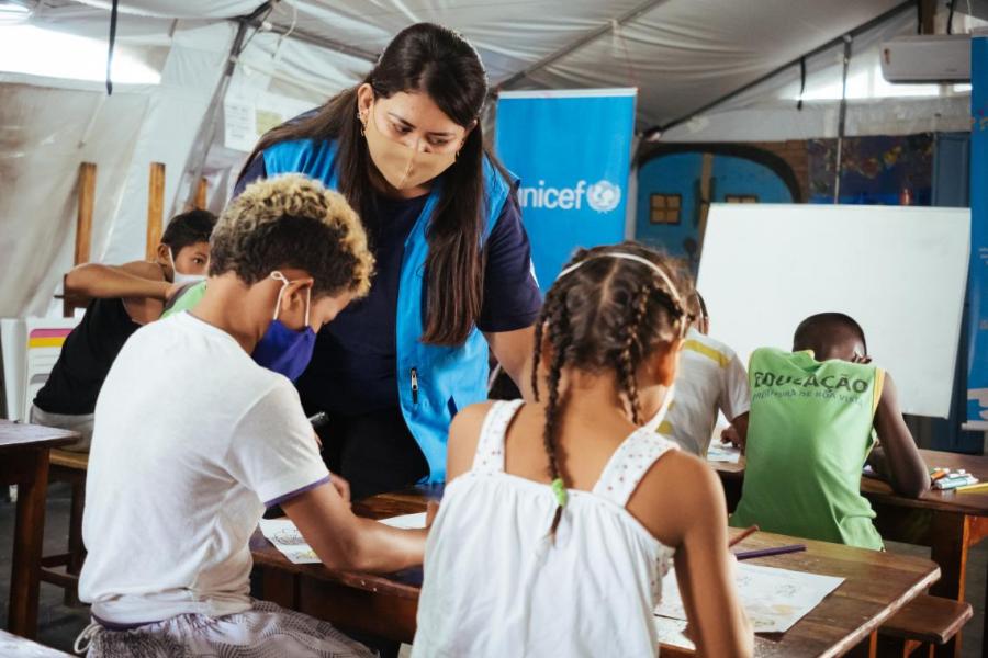 Alfabetização e aulas de reforço escolar acontecem no acampamento Rondon 3, em Boa Vista