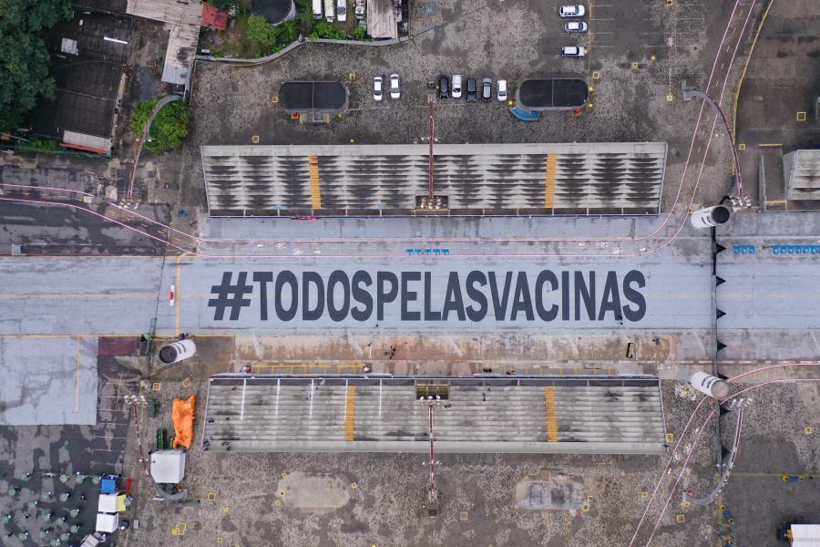 Sambódromo de São Paulo amanheceu pintado com a hashtag #TodosPelasVacinas