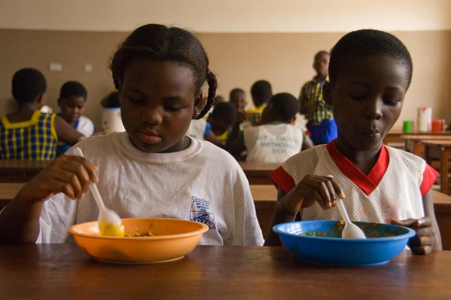 Crianças recebem alimentação escolar em Gana (arquivo)