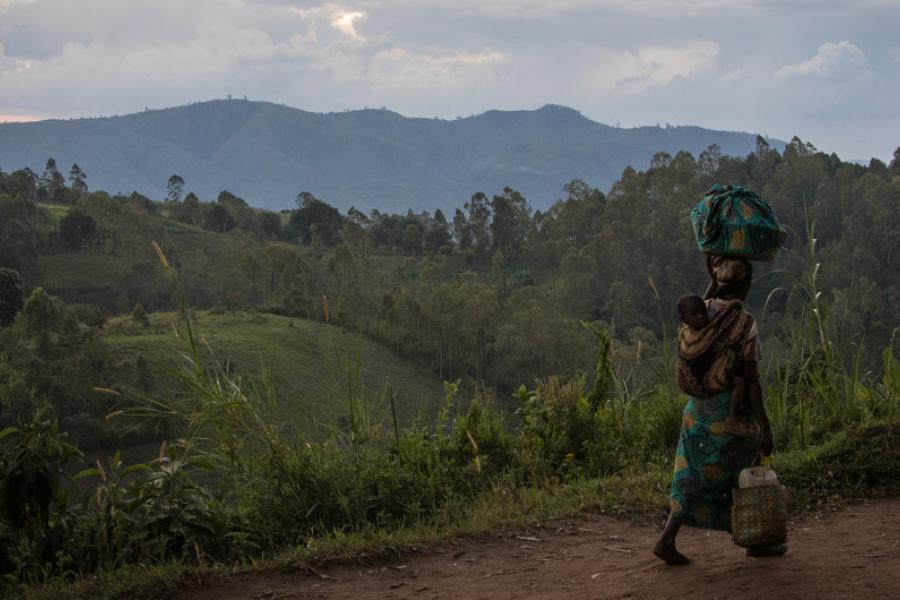 Mulher volta para casa na província de Kivu do Norte, no Congo (foto de arquivo)