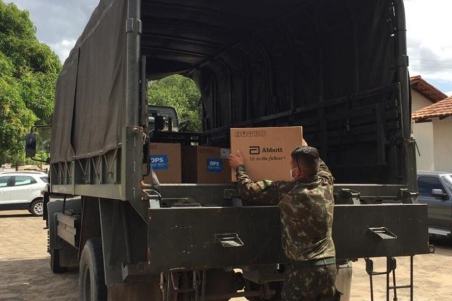 Militares da Força Tarefa da Operação Acolhida carregam testes para diagnóstico de COVID-19 doados pela OPAS