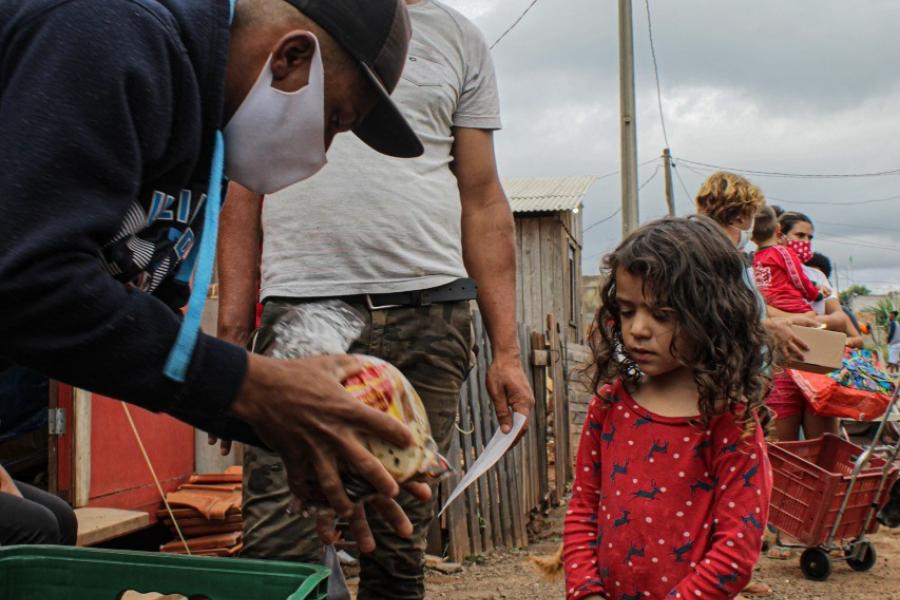 Distribuição de alimentos para famílias vulneráveis na periferia de Curitiba