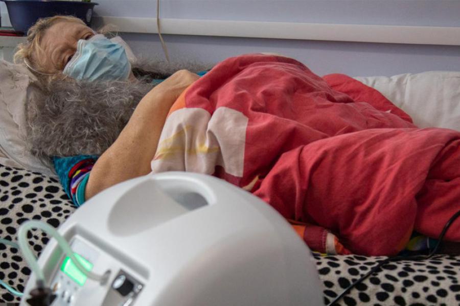 Paciente com COVID-19 recebe oxigênio na Ucrânia