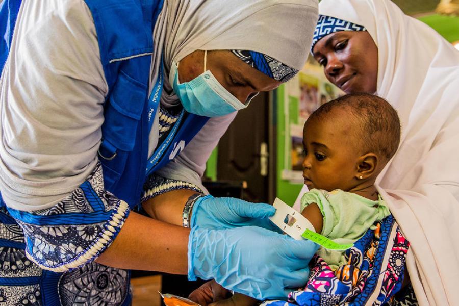 Um bebê de sete meses é tratado para desnutrição em um centro de saúde no estado de Yobe, na Nigéria.