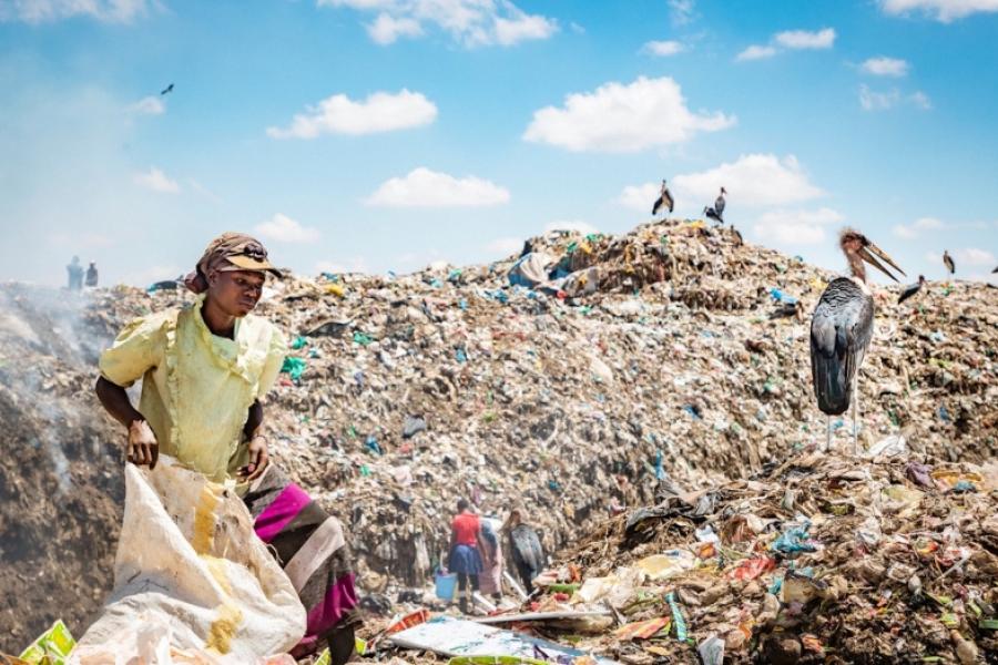 Mulheres buscam plásticos para reciclar em lixão em Nairobi, no Quênia