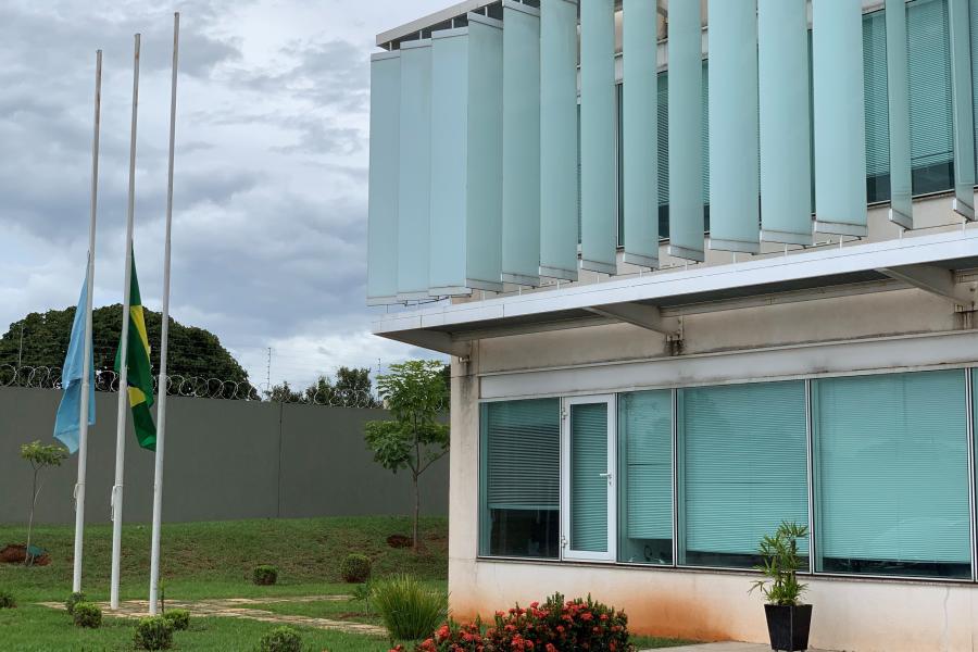 Casa da ONU em Brasília com bandeira a meio mastro em sinal de luto